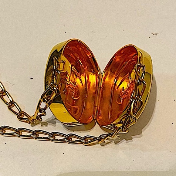 Authentic Vintage Gucci Rare Gold Plated GG Pillbox Pendant Necklace - Picture 6 of 8